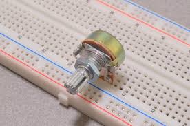 Imagem de um potenciometro instalado diretamente em uma protoboard